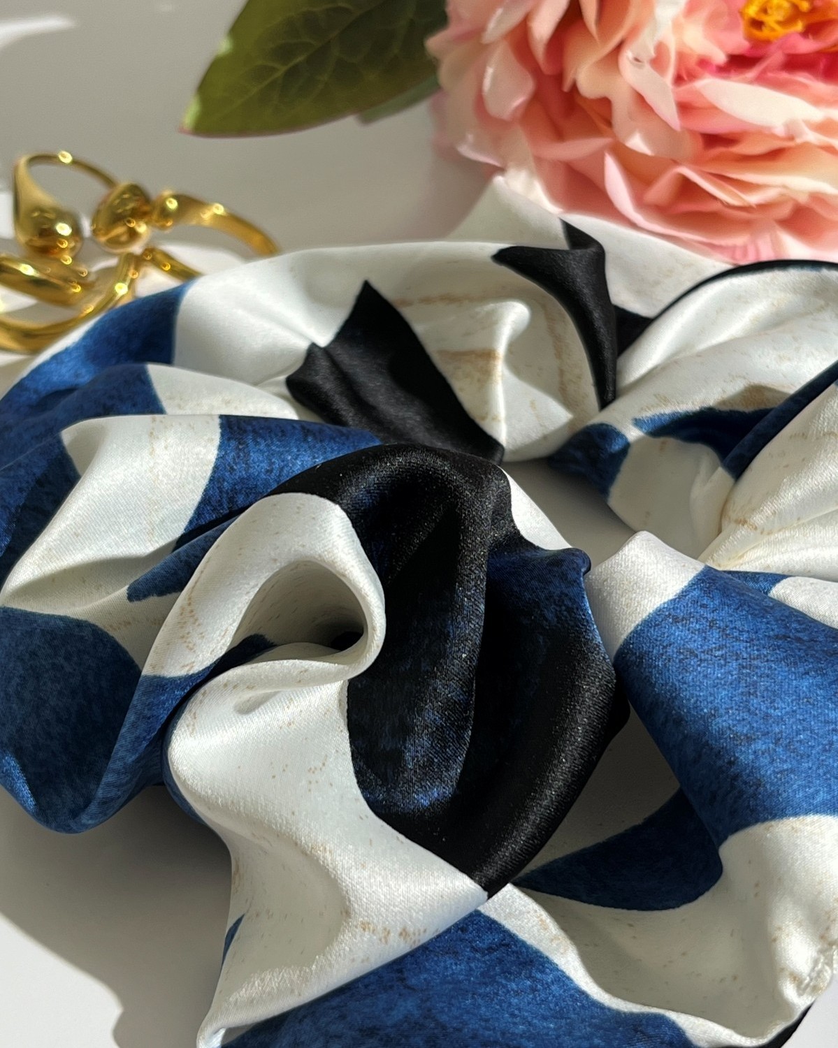 Scrunchie Σατέν Εμπριμέ Μπλε Σκούρο