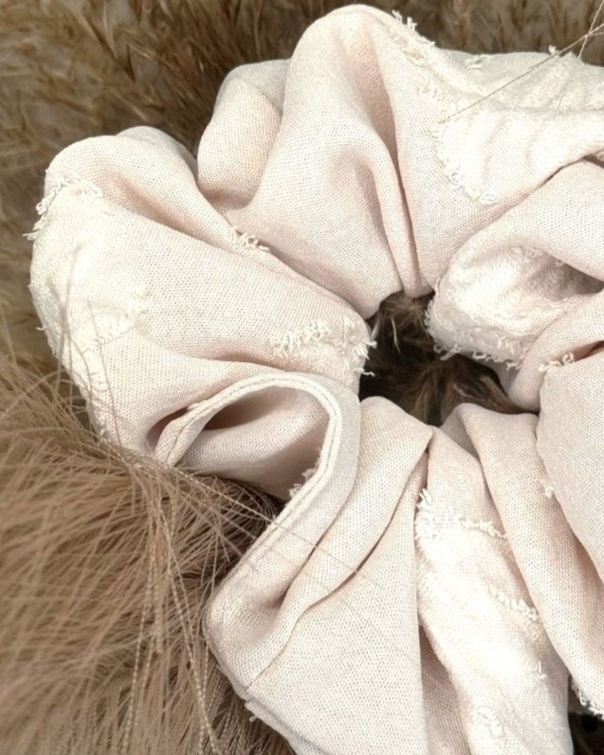 Scrunchie Με Ανάγλυφο Ύφασμα Μπεζ Της Άμμου