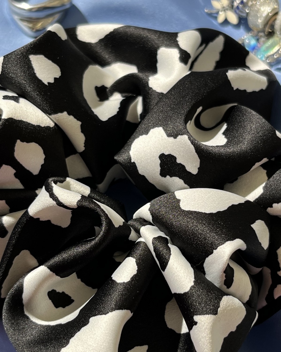 Scrunchie Σατέν Animal Print Ασπρόμαυρο