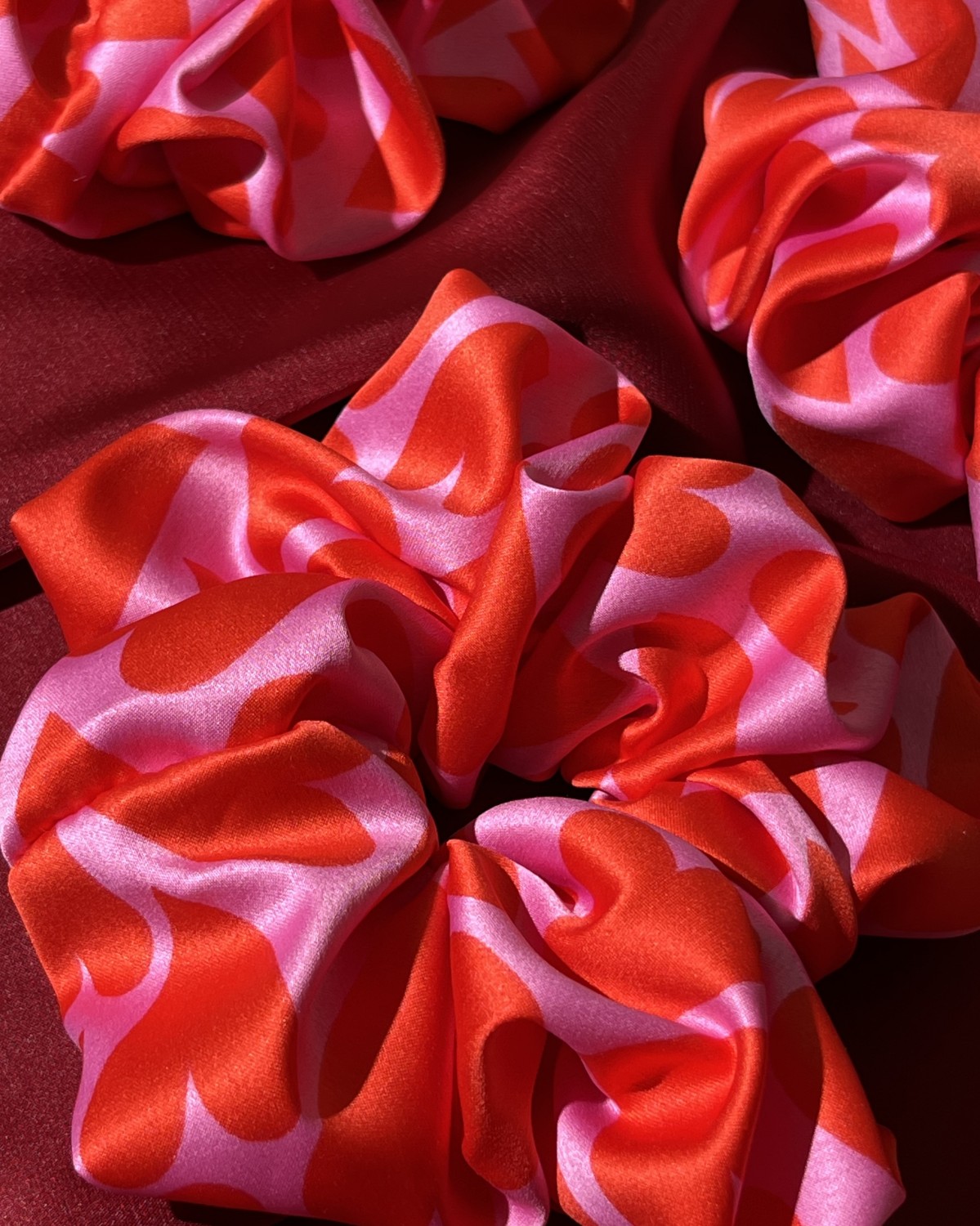 Scrunchie Σατέν Με Καρδιές Ροζ