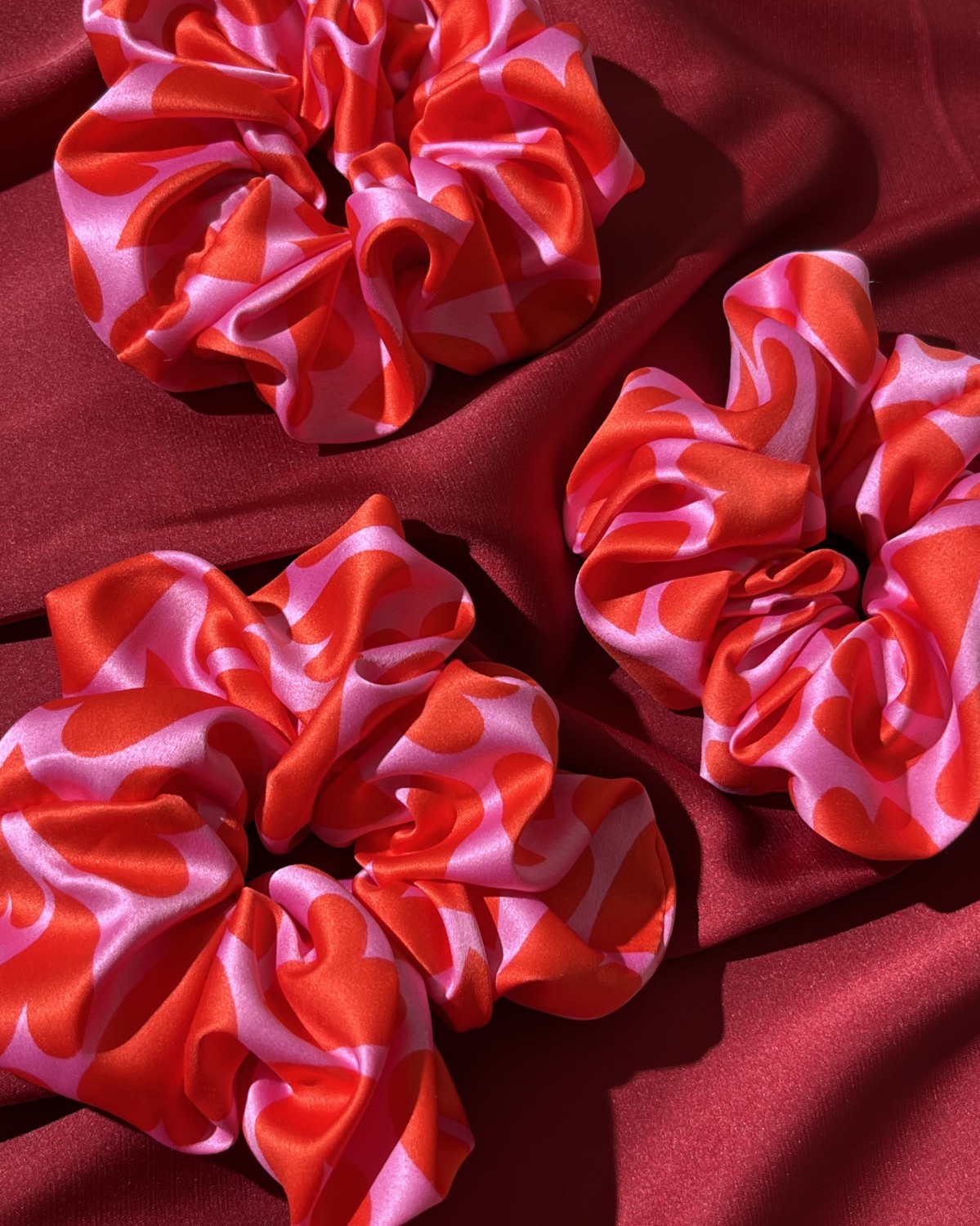 Scrunchie Σατέν Με Καρδιές Ροζ