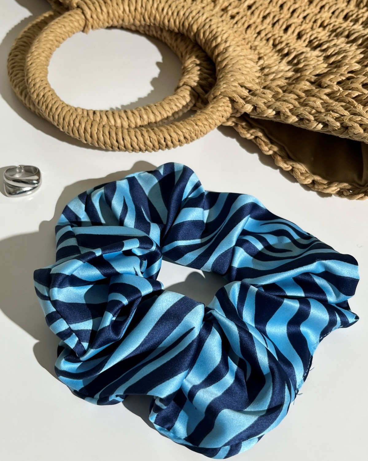 Scrunchie Σατέν Ζεβρέ Γαλάζιο