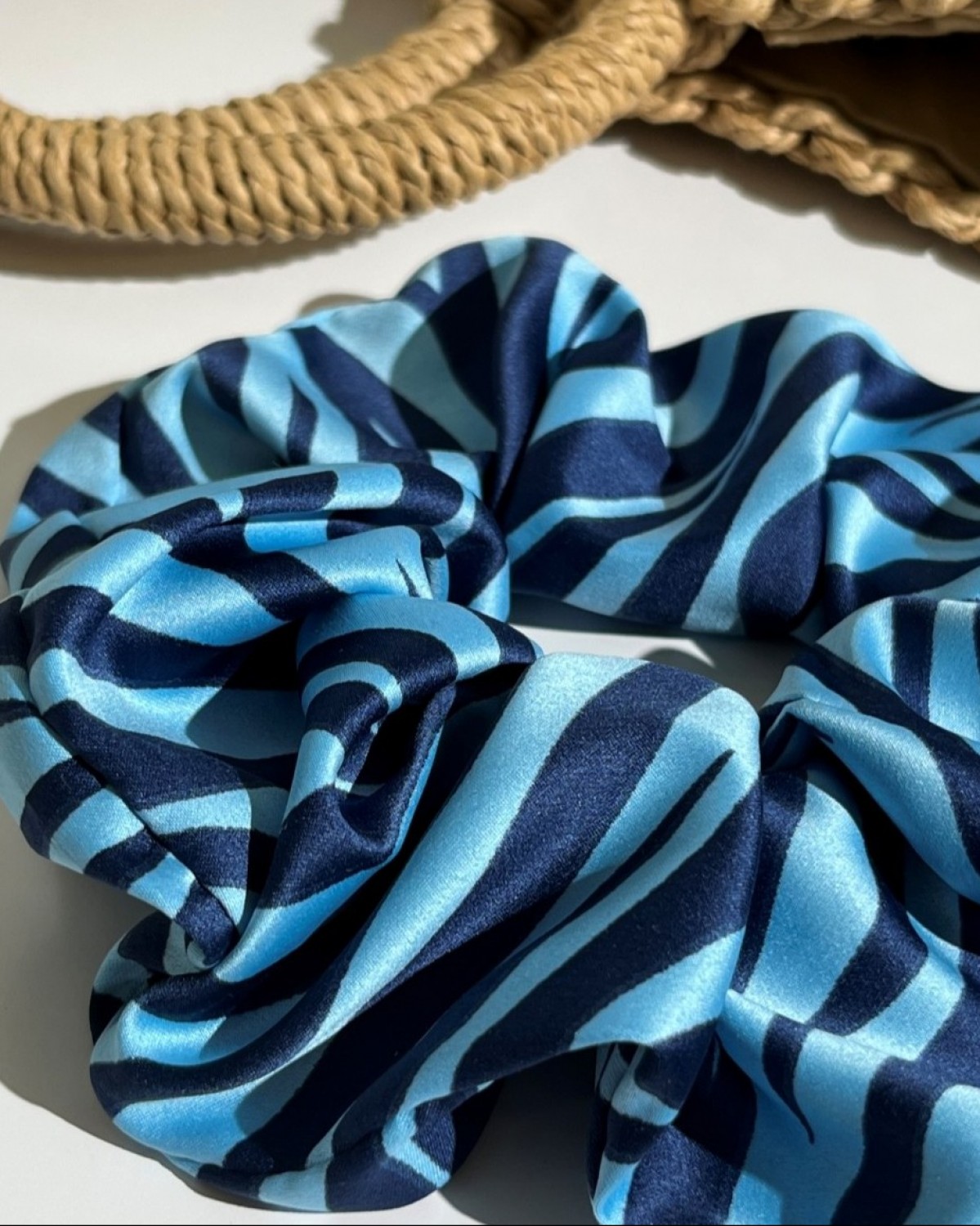 Scrunchie Σατέν Ζεβρέ Γαλάζιο