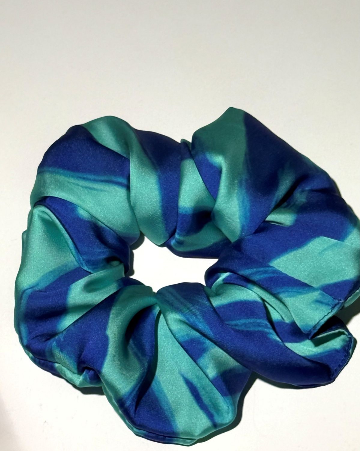Scrunchie Σατέν Εμπριμέ Γαλάζιο