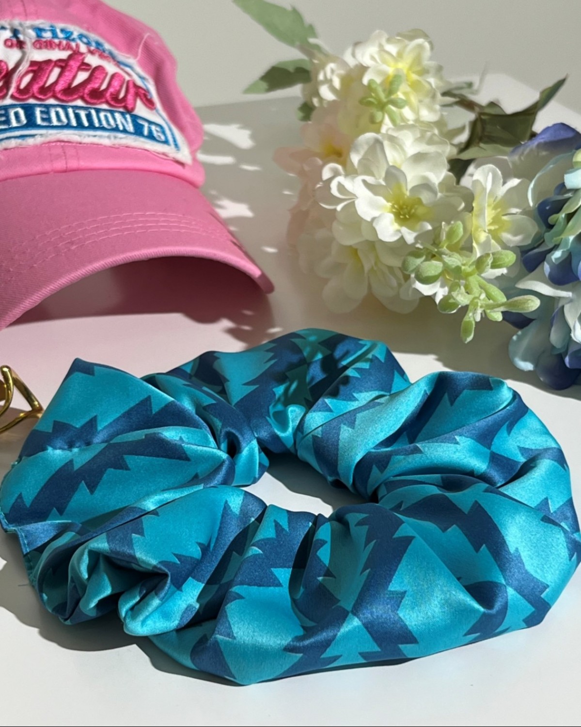 Scrunchie Σατέν Εμπριμέ Γεωμετρικό Γαλάζιο
