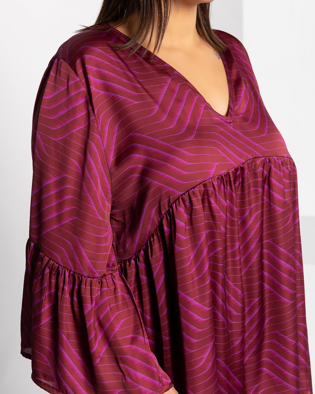 Wzorzysta bluzka V, kolor fioletowo- bordowy