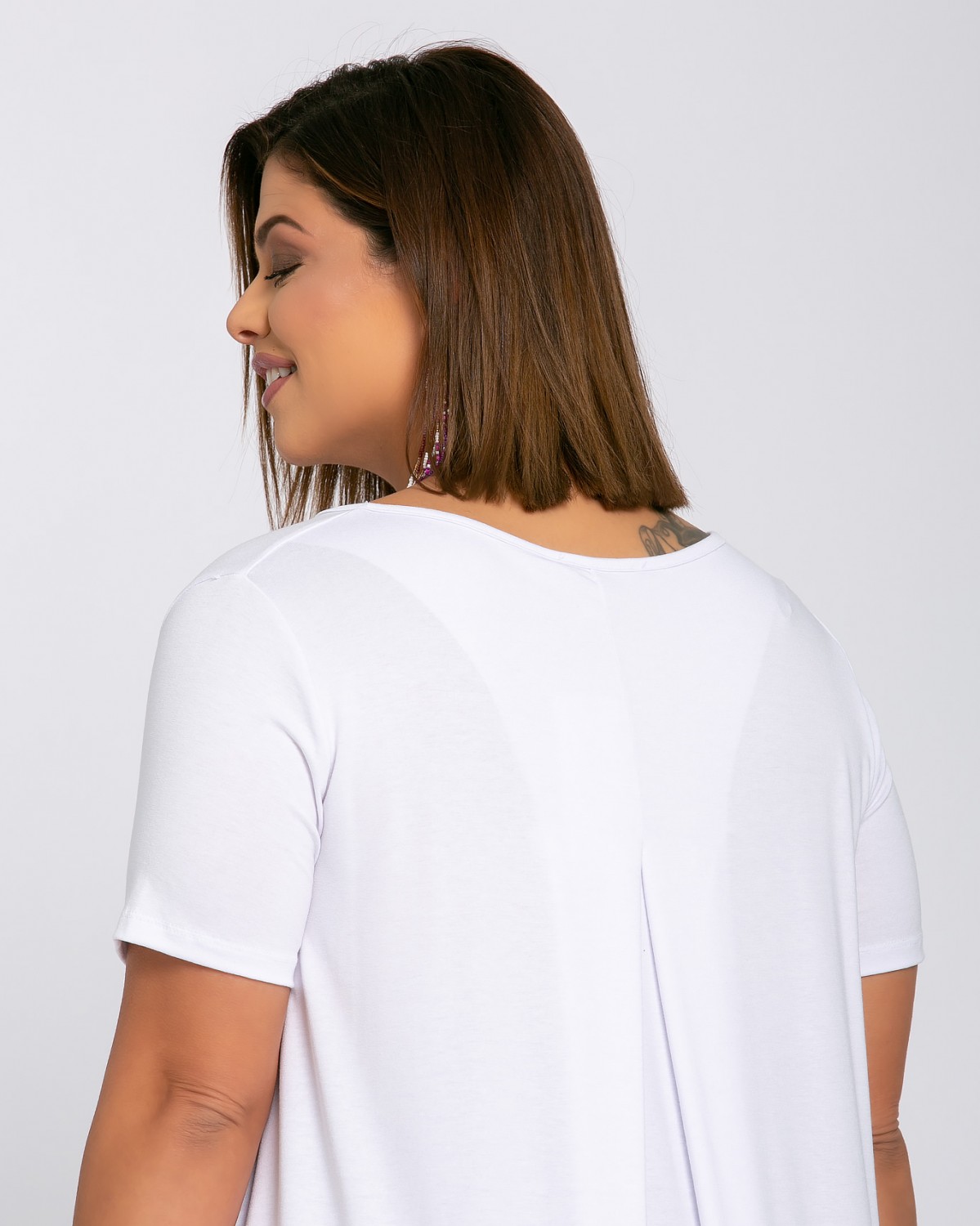 Asymetryczny Τ-Shirt V z zakładką, kolor biały