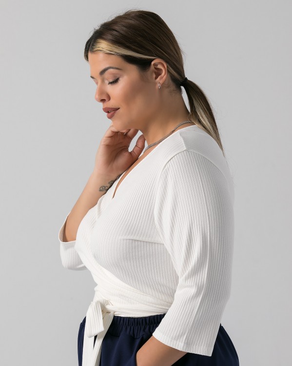 Wiązana bluzka, prążkowany cienki sweterek, kolor off-white