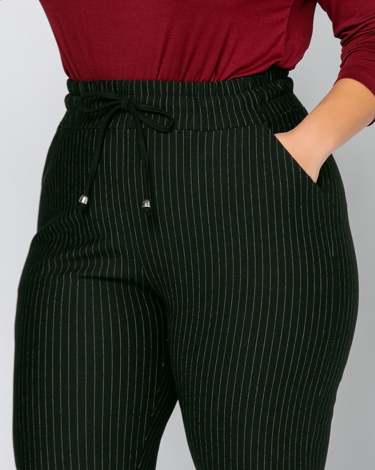 Elastyczne spodnie w delikatne paski, kolor czarny