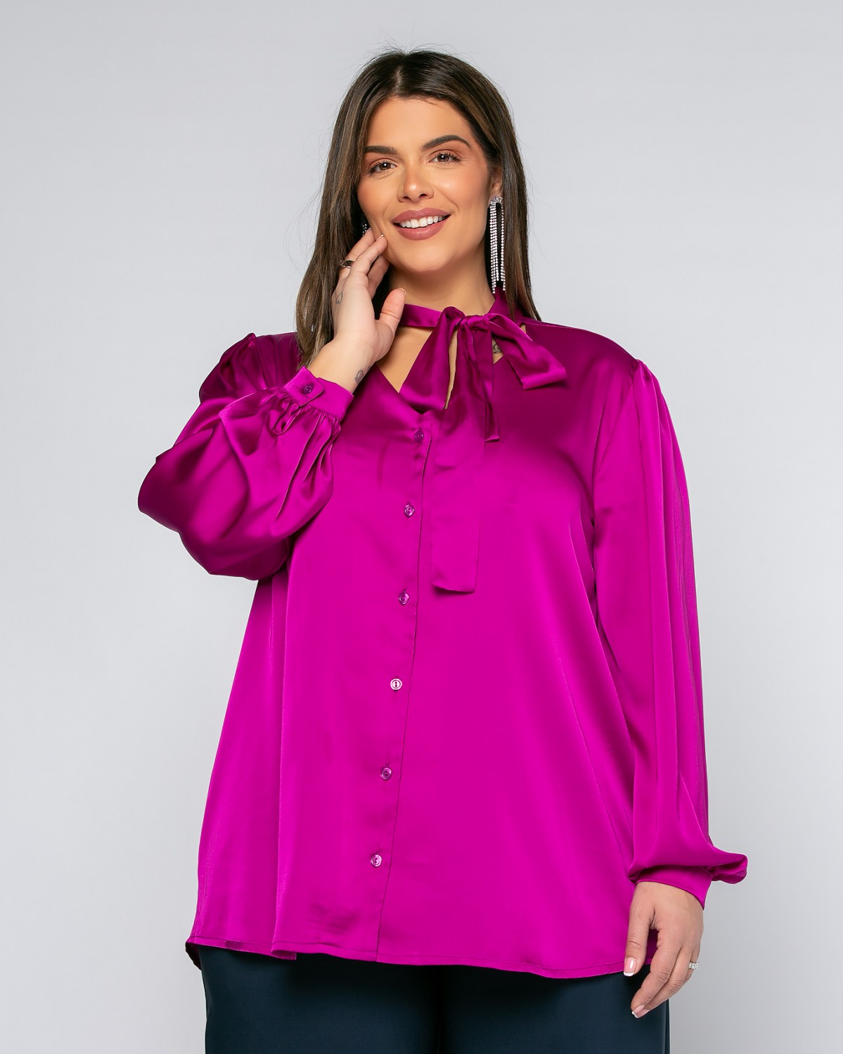 Satynowa koszula wiązana pod szyją, kolor fioletowy